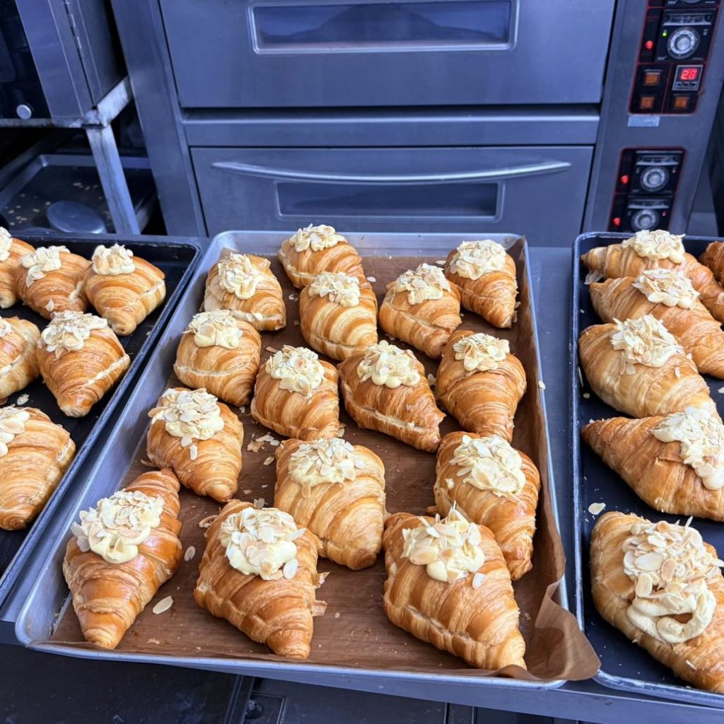 almond croissant - sừng bò hạnh nhân